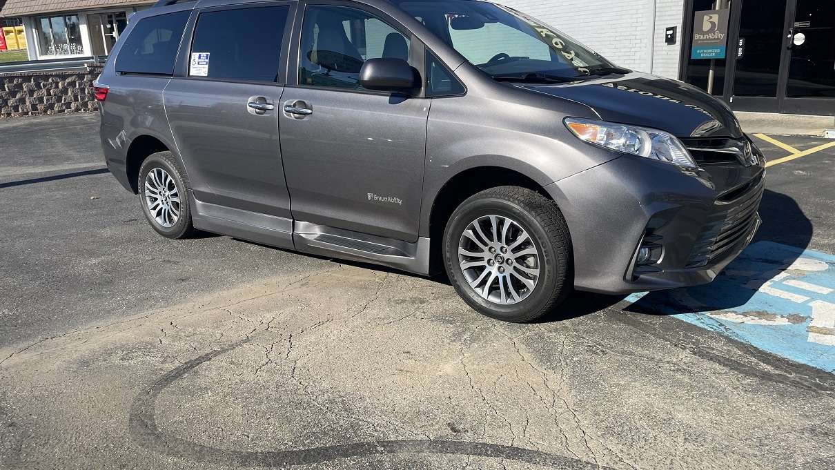 Used 2020 Toyota Sienna XLE with VIN 5TDYZ3DCXLS027447 for sale in Eugene, OR