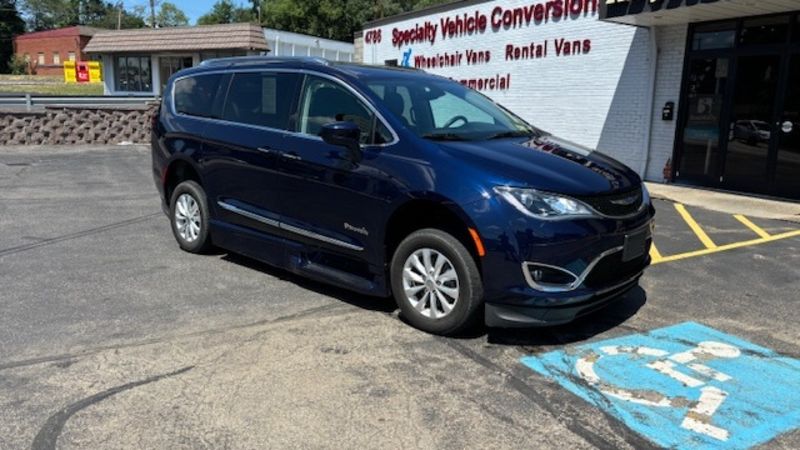 Used 2019 Chrysler Pacifica Touring L with VIN 2C4RC1BG5KR549152 for sale in Eugene, OR