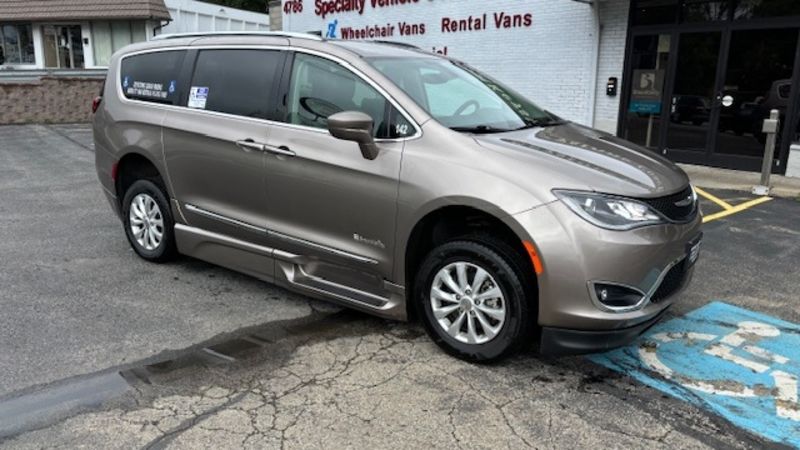 Used 2018 Chrysler Pacifica Touring L with VIN 2C4RC1BG0JR115655 for sale in Eugene, OR