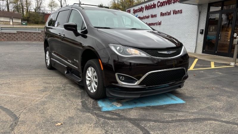 Used 2018 Chrysler Pacifica Touring L with VIN 2C4RC1BG3JR212512 for sale in Eugene, OR