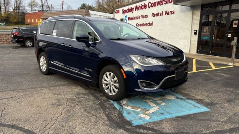 Used 2018 Chrysler Pacifica Touring L with VIN 2C4RC1BG1JR364417 for sale in Eugene, OR